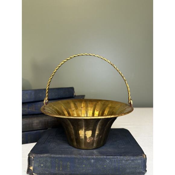 VTG Brass Basket Braided Handle French Country Cottage-core Decor Easter MCM - Picture 6 of 7